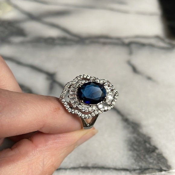 Elegant Sapphire and Silver Ring - Picture 4 of 17